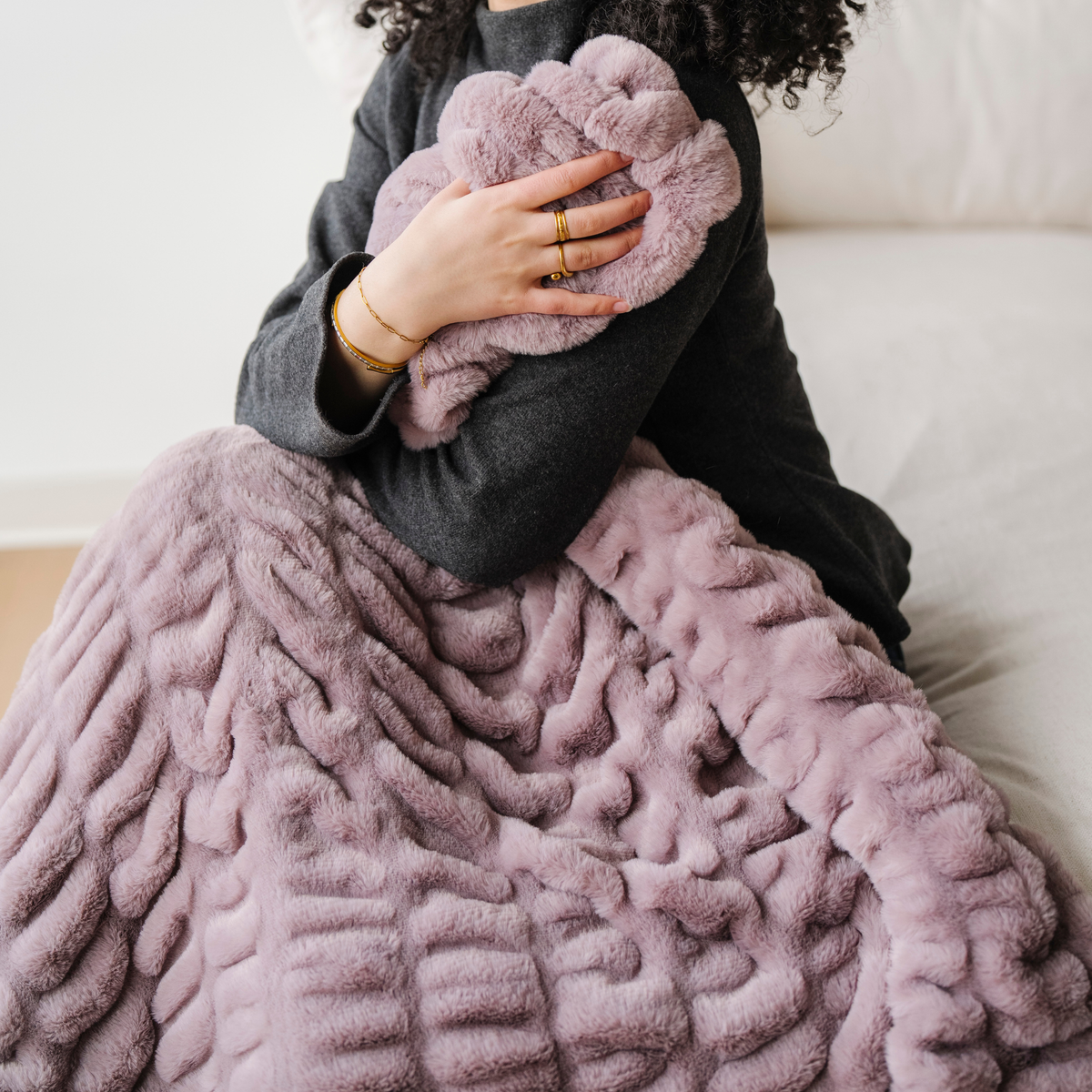 DOUBLE RUCHED FAUX FUR THROW BLANKETS