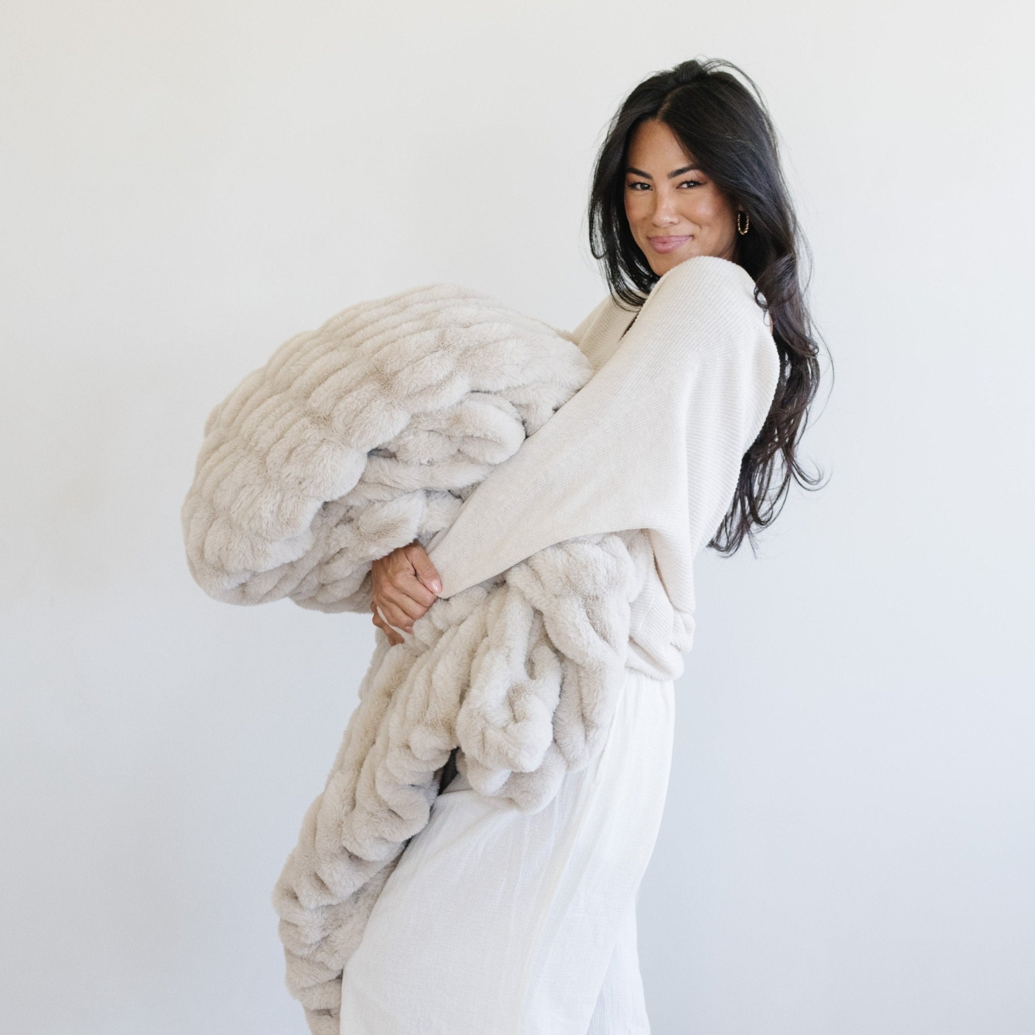 Double Ruched Faux Fur XL Throw Blanket - Blissfully Lavender BoutiqueSaranoni