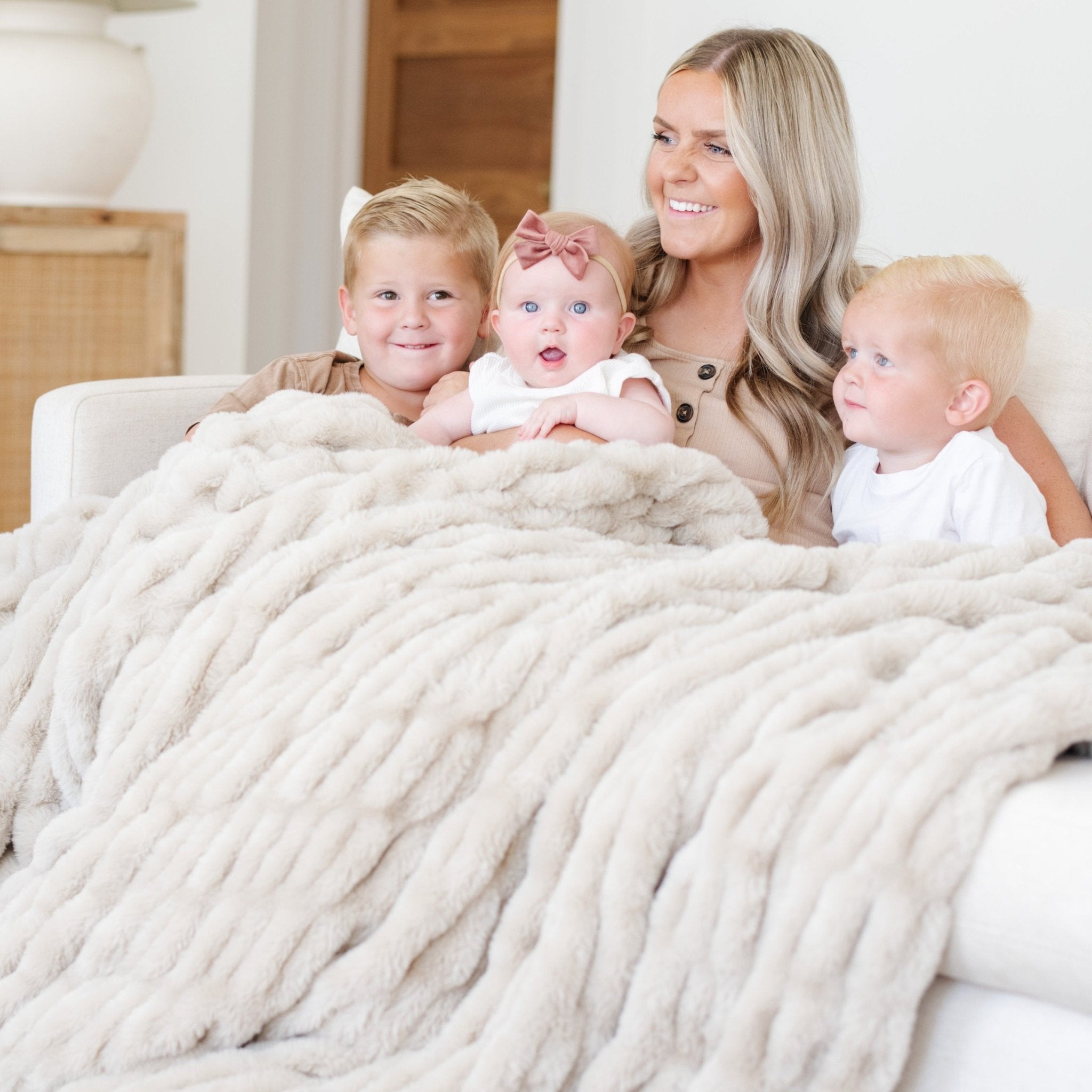 Double Ruched Faux Fur XL Throw Blanket - Blissfully Lavender BoutiqueSaranoni