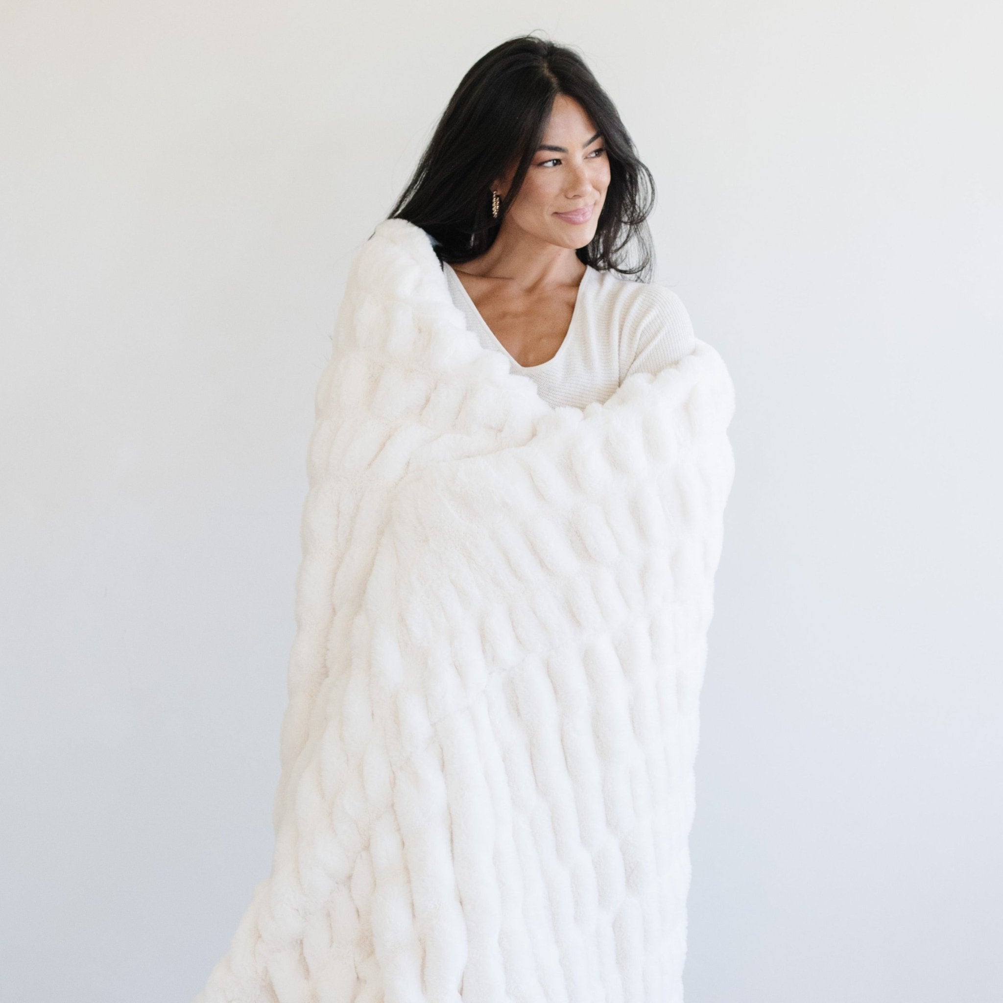 Double Ruched Faux Fur XL Throw Blanket - Blissfully Lavender BoutiqueSaranoni