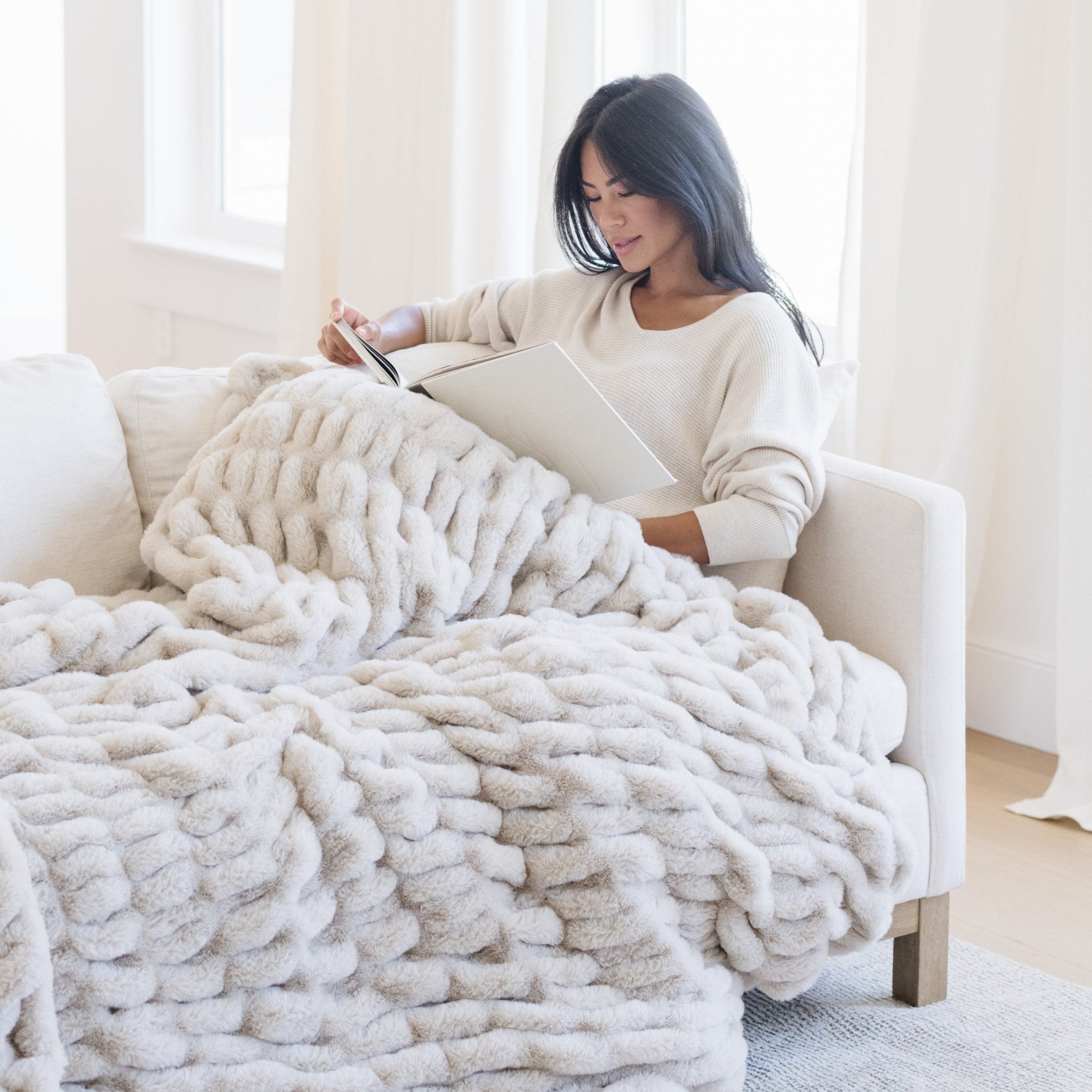 Double Ruched Faux Fur XL Throw Blanket - Blissfully Lavender BoutiqueSaranoni