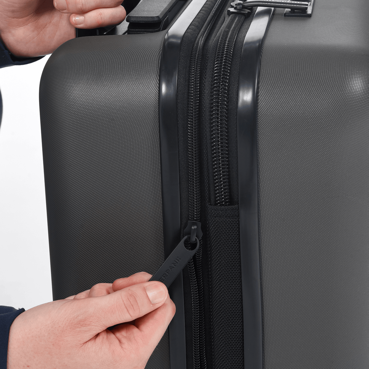 Meridian | 22" Carry-On - Chromatic Black