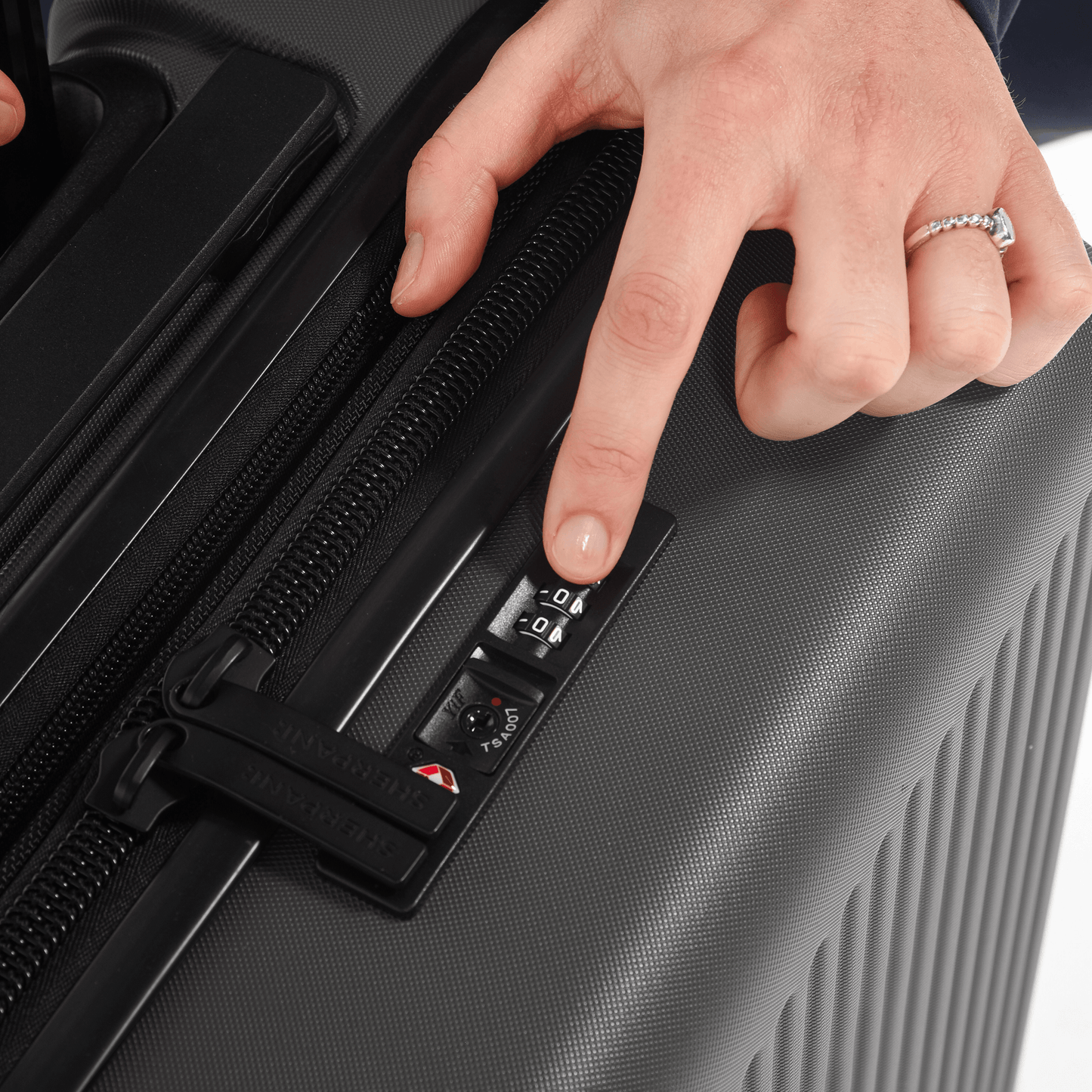 Meridian | 22" Carry-On - Chromatic Black