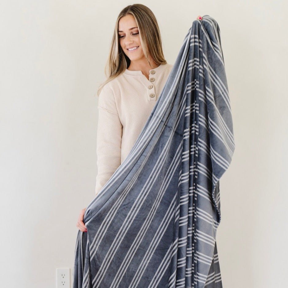 Minky Stretch XL Throw Blanket - Blissfully Lavender BoutiqueSaranoni