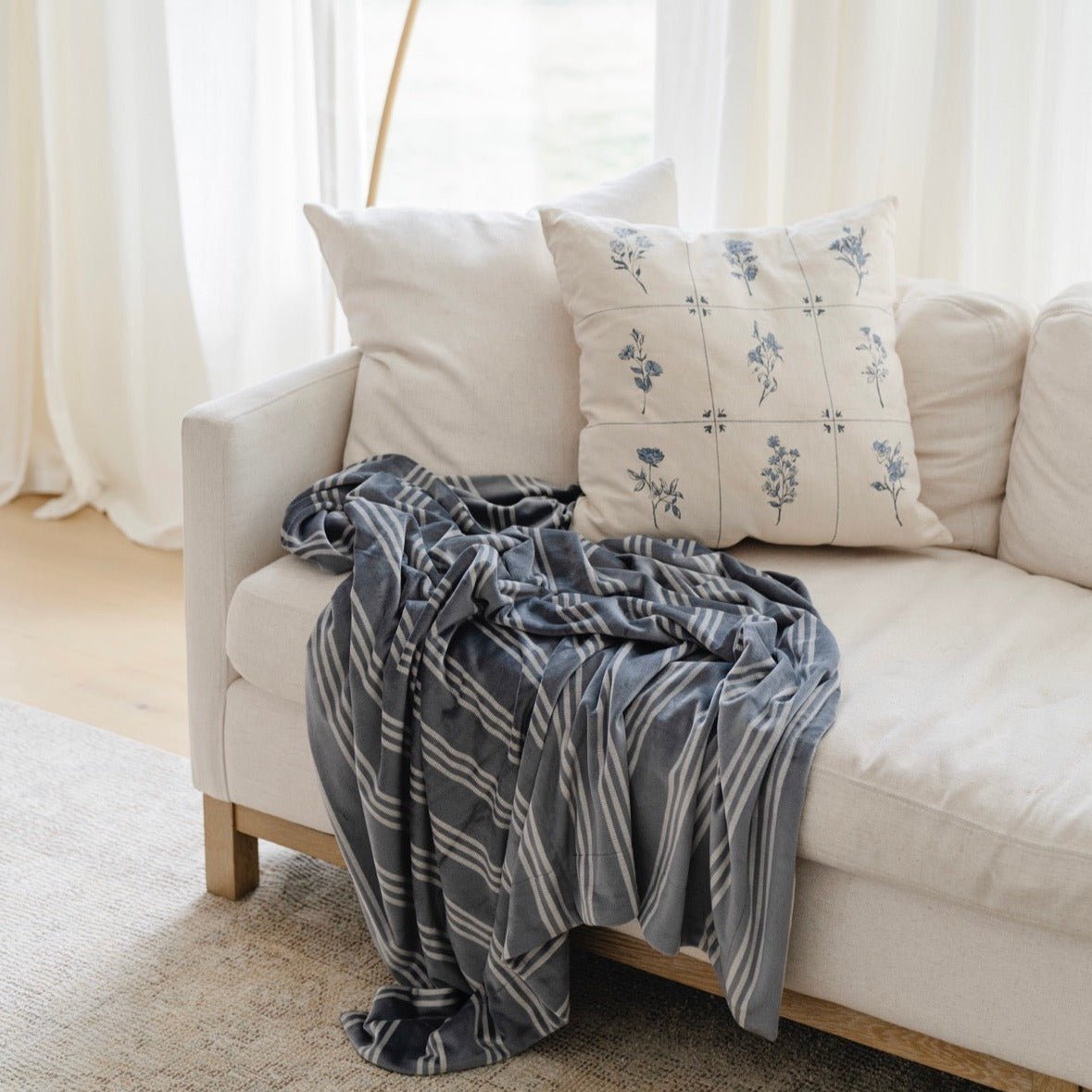 Minky Stretch XL Throw Blanket - Blissfully Lavender BoutiqueSaranoni